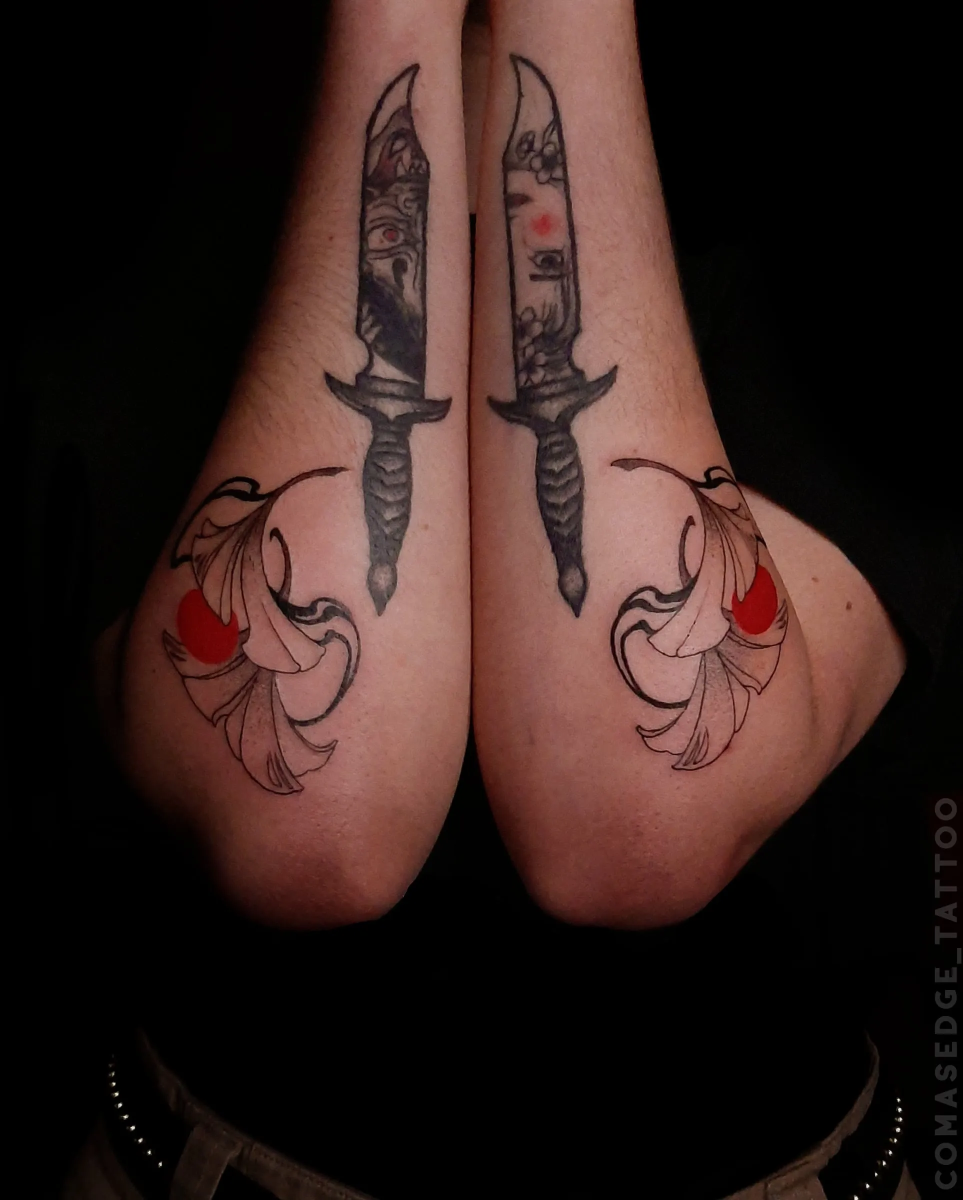 Tatouage de fleurs de ginkgo stylisées sur l’avant-bras, avec des formes abstraites noires en arrière-plan et un cercle rouge.