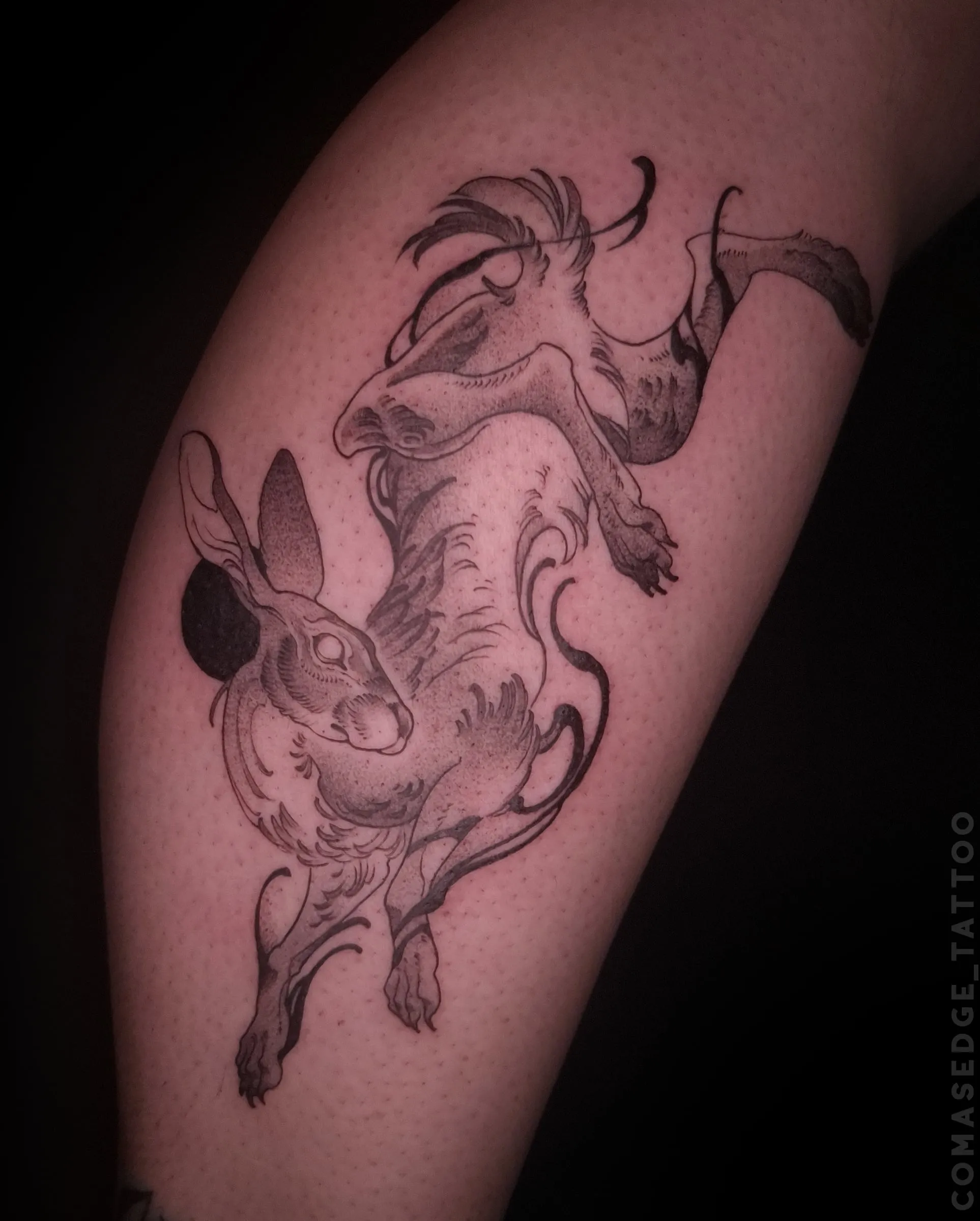 Tatouage en noir et gris d’un lapin dans une posture graphique et dynamique, réalisé sur le côté de la cuisse.